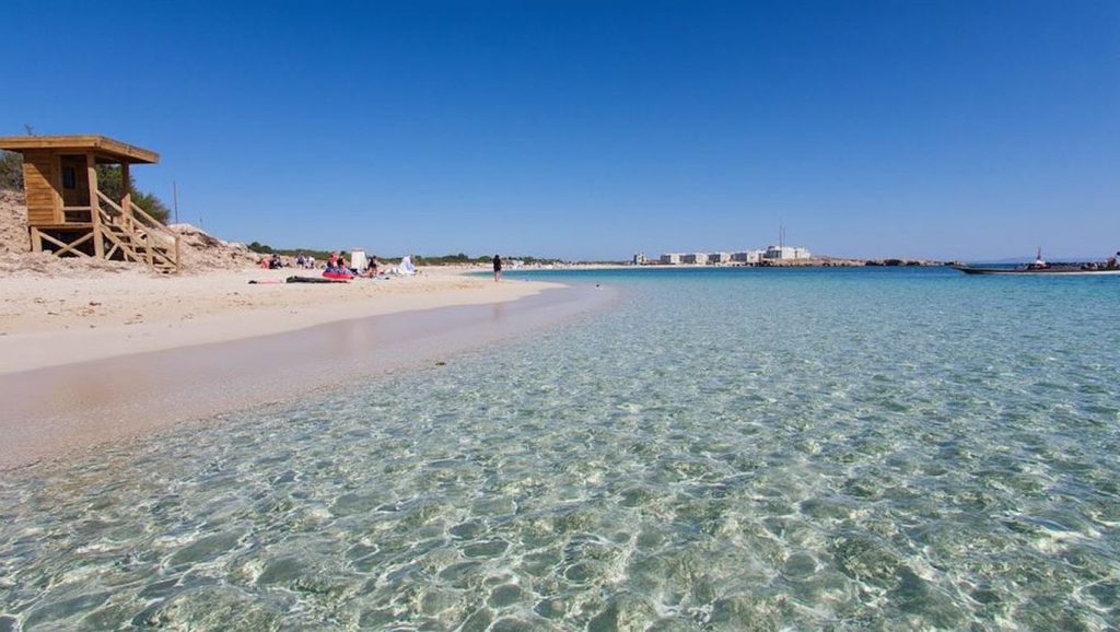 Oleaje en la orilla de Platja d'Es Pujols, costa de Formentera