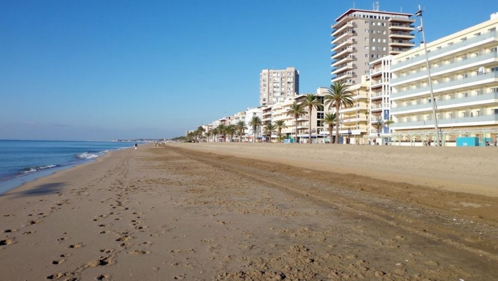 Primer plano de la orilla de Platja d'Ocata, El Masnou