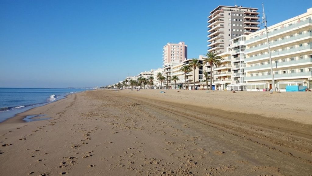 Detalle de arena y agua en Platja de Bétulo, Badalona