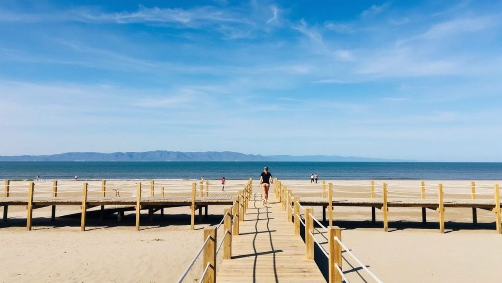Panorámica completa de Platja de Bétulo, playa de Badalona