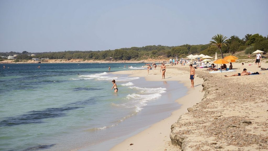 Panorámica de Platja de Ca Marí con arena y mar, Formentera