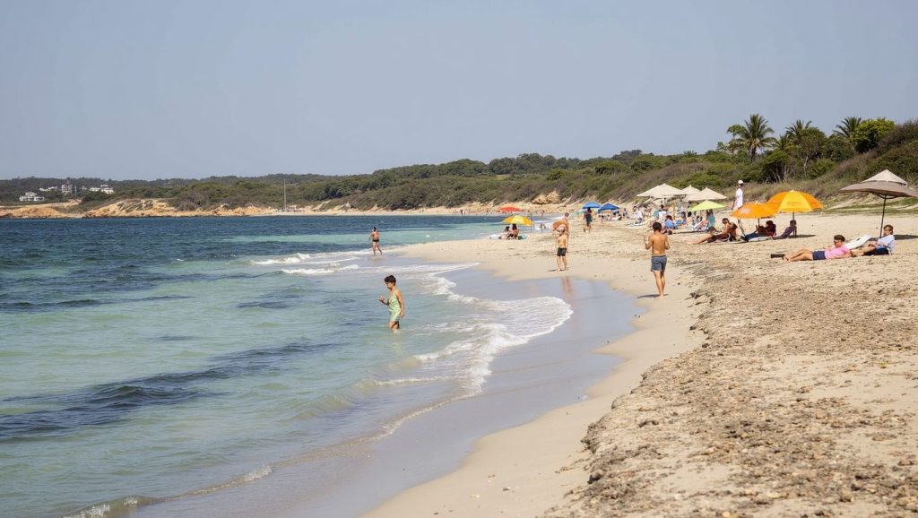 Vista amplia de Platja de Ca Marí en Formentera, Formentera