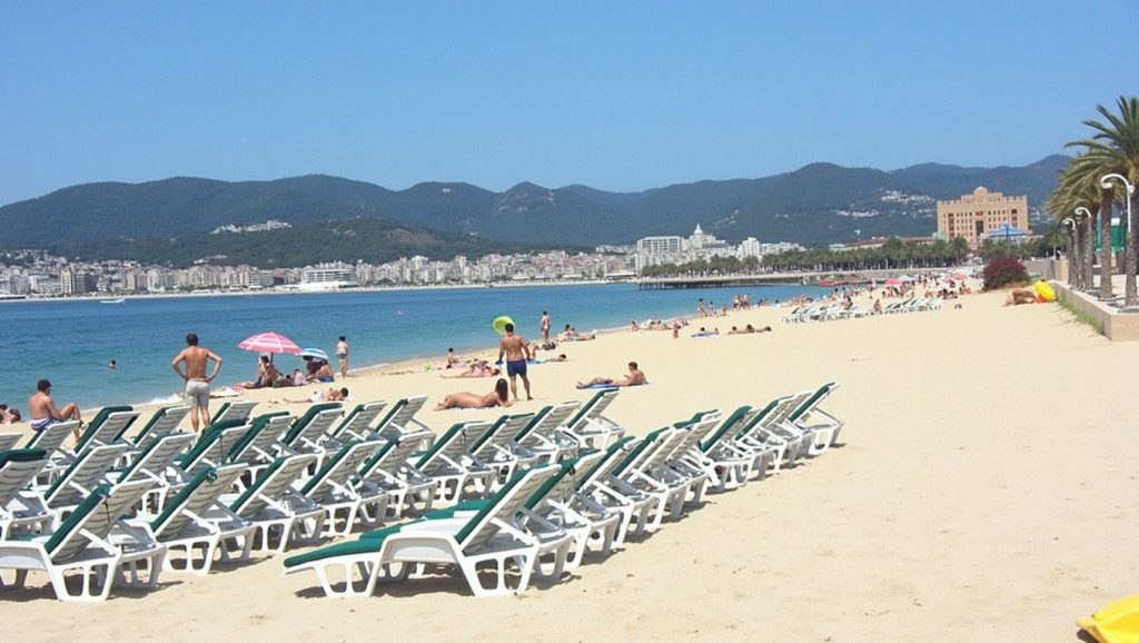 Oleaje en la orilla de Platja de Ca'n Pere Antoni, costa de Palma