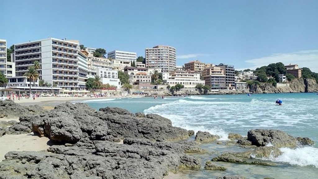 Agua y arena en Platja de Cala Major, Palma
