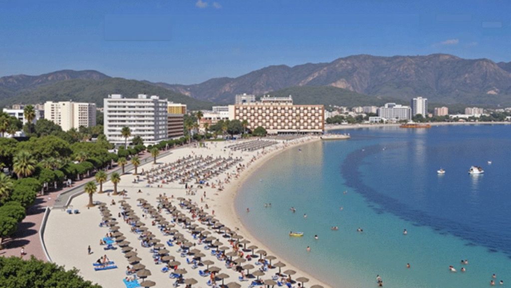 Línea de costa en Platja de Calanova, Palma