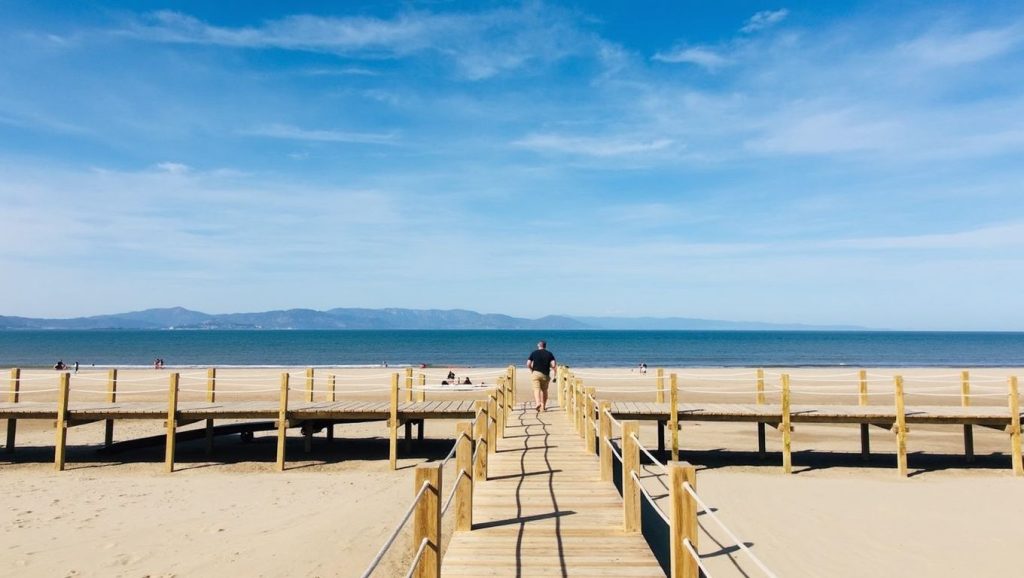 Amplio horizonte marino en Platja de Caldes d'Estrac, Caldes d'Estrac