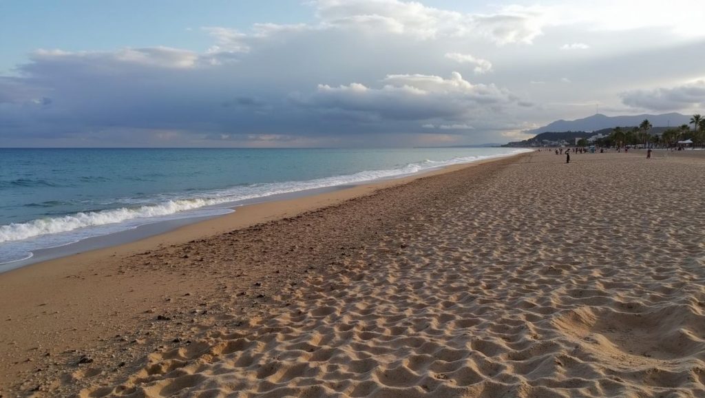 Panorámica de Platja de Calella Sud con arena y mar, Calella