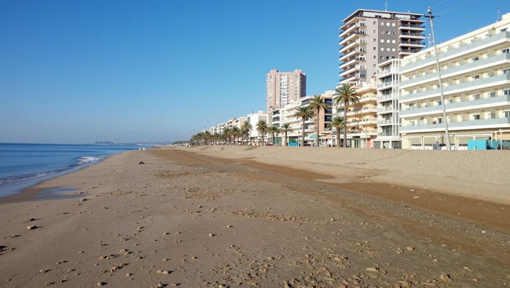 Detalle de arena y agua en Platja de Calella Sud, Calella