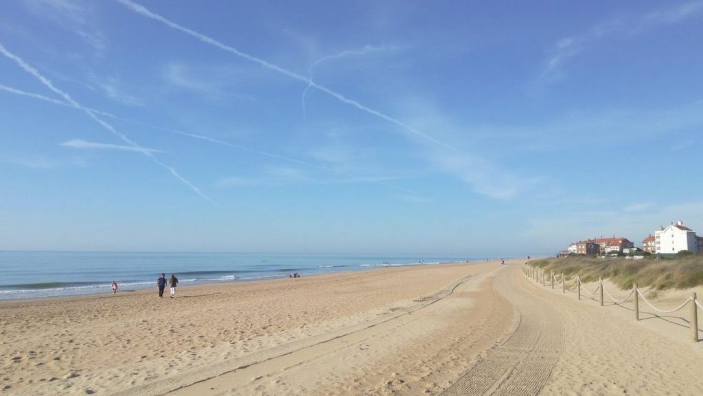 Agua y arena en Platja de Can Bou, Castelldefels