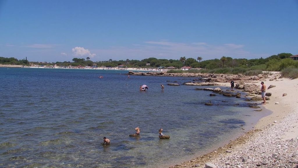 Vista amplia de Platja de Can Curt en Ses Salines, Mallorca