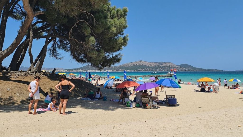 Oleaje en la orilla de Platja de Can Generós, costa de Muro