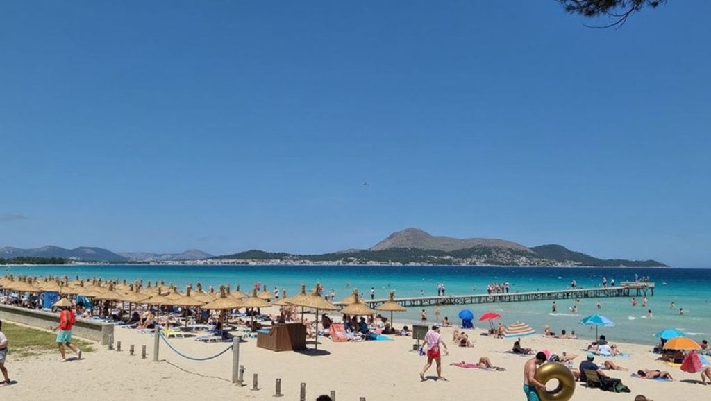 Acceso a Platja de Can Generós desde el aparcamiento, Muro
