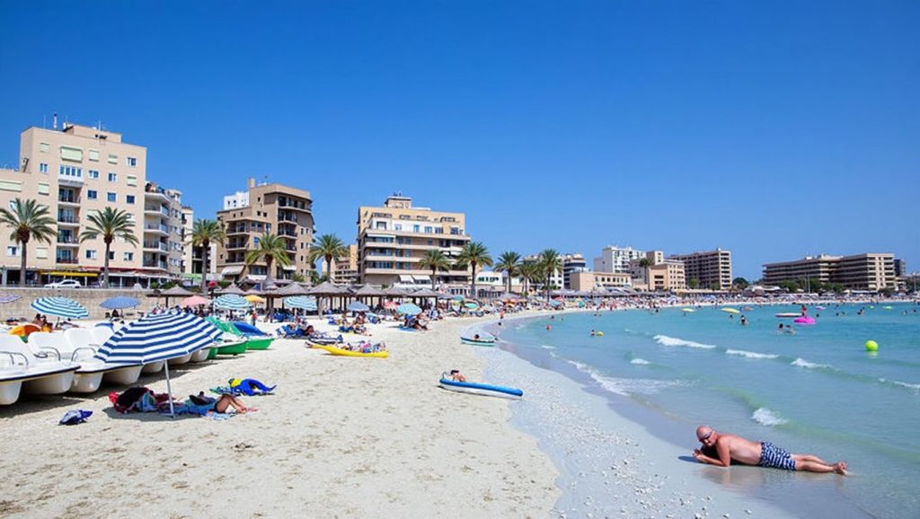 Orilla tranquila de Platja de Can Pastilla, playa de Palma