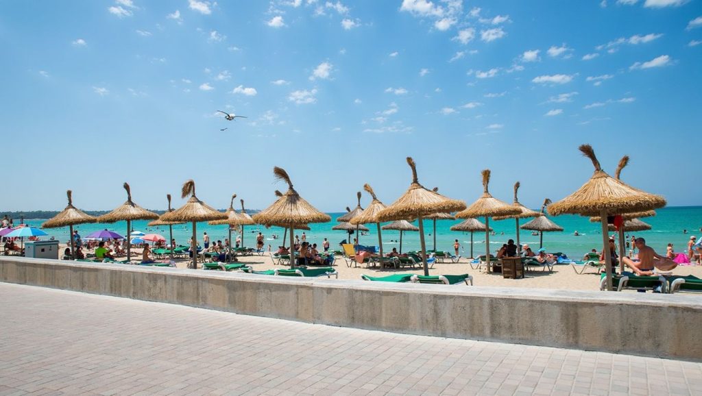 Detalle del agua en Platja de Can Pastilla, Palma, Mallorca