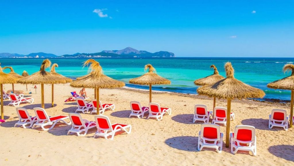Panorámica de Platja de Can Picafort con cielo despejado, Santa Margalida
