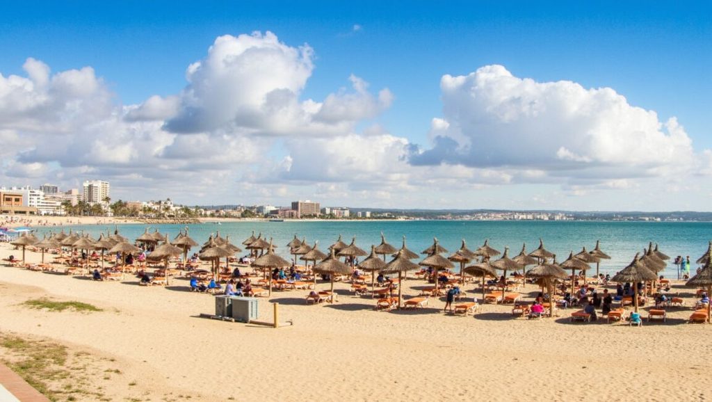 Orilla de Platja de Can Pruaga con olas suaves en Palma