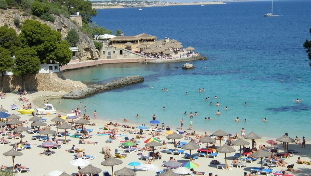 Vista de Platja de Cas Català en Calvià, Mallorca