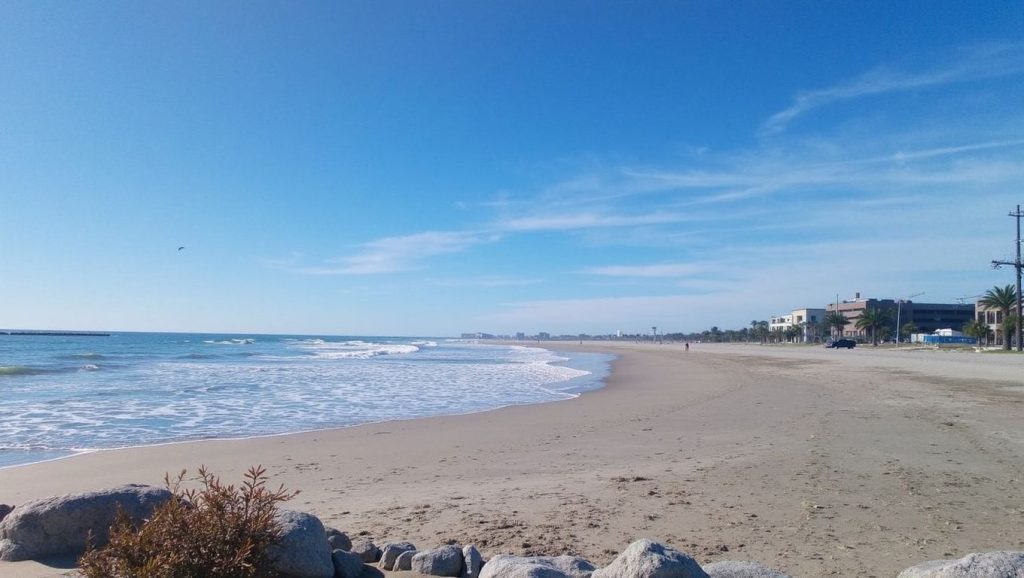 Panorámica de Platja de Cubelles con cielo despejado, Cubelles
