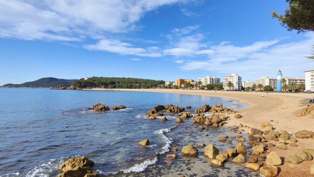 Platja de Fenals — foto 4 de 6