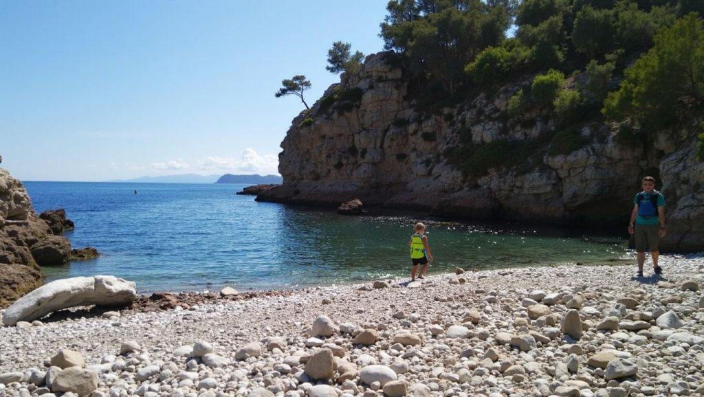 Oleaje en la orilla de Platja de Formentor, costa de Pollença