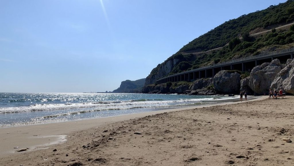 Orilla tranquila de Platja de Garraf, playa de Sitges