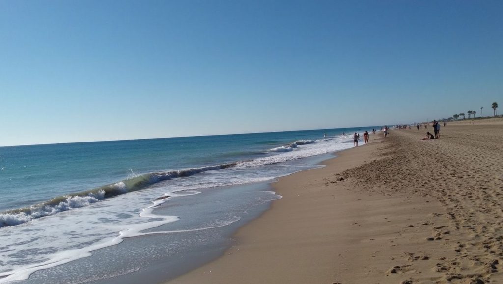 Oleaje en la orilla de Platja de Gavà Mar, costa de Gavà