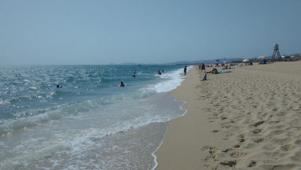 Vista amplia de Platja de l'Estanyol en Sitges, Barcelona