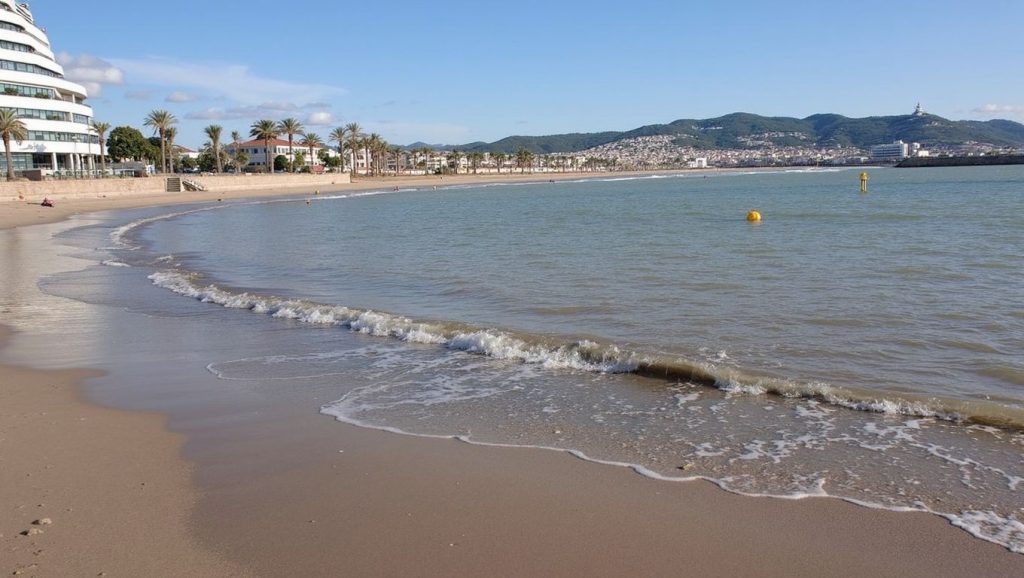 Vista del entorno de Platja de l'Home Mort, Sitges, Barcelona