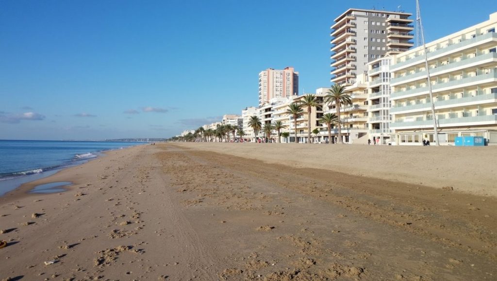 Detalle de arena y agua en Platja de la Barceloneta, Barcelona