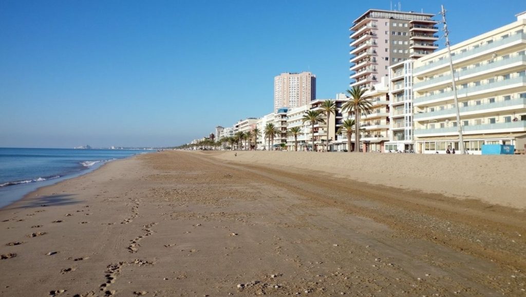 Detalle del agua en Platja de La Marina, Badalona, Barcelona