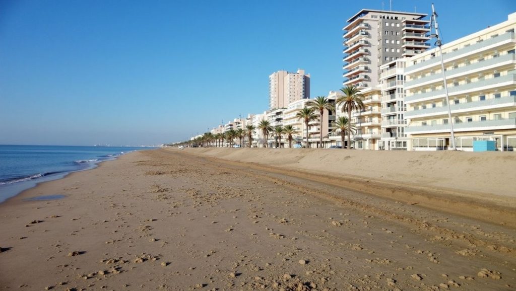 Detalle de arena y agua en Platja de la Nova Icària, Barcelona