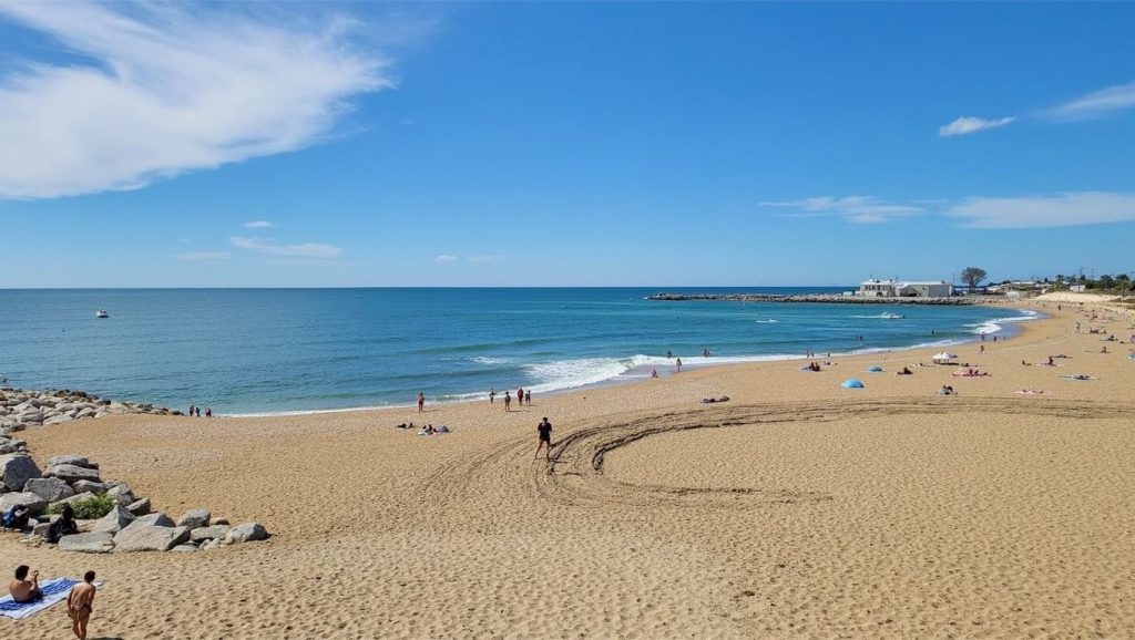 Orilla de Platja de la Nova Mar Bella con olas suaves en Barcelona