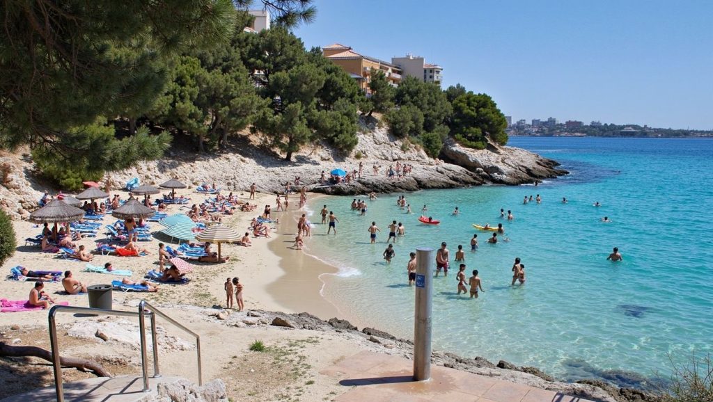 Orilla de platja de la Punta dels Gats con olas suaves en Calvià
