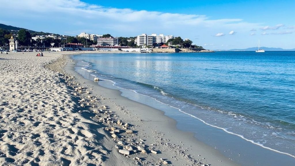 Detalle del agua en platja de la Punta dels Gats, Calvià, Mallorca