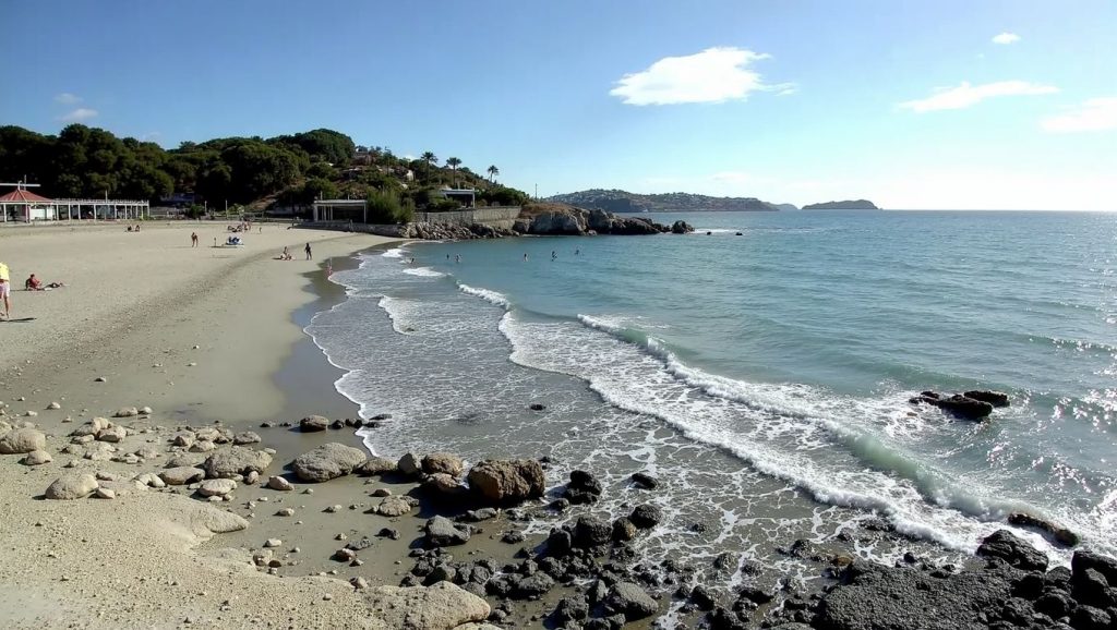 Primer plano de la orilla de Platja de La Romana, Calvià