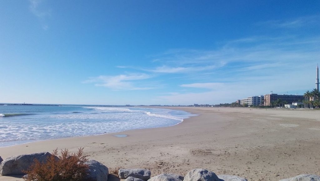 Arena y mar en Platja de les Salines, Cubelles, Barcelona