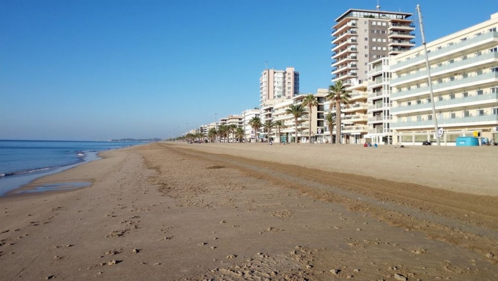Olas rompiendo en Platja de Llevant, Premià de Mar
