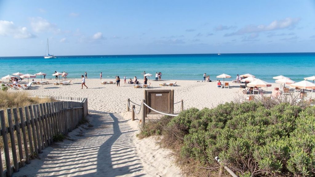 Olas rompiendo en Platja de Migjorn, Formentera