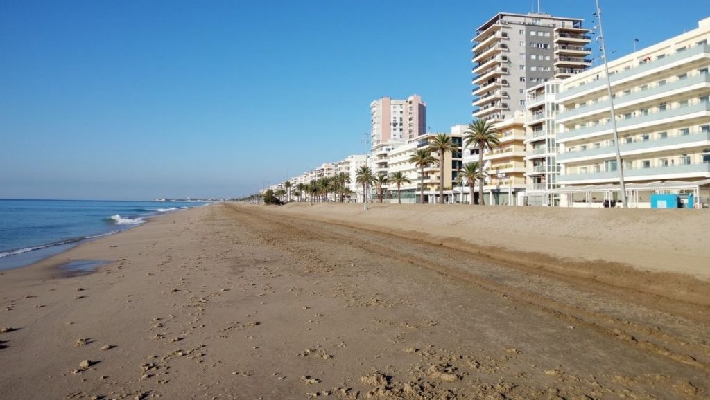 Olas rompiendo en Platja de Montgat, Montgat