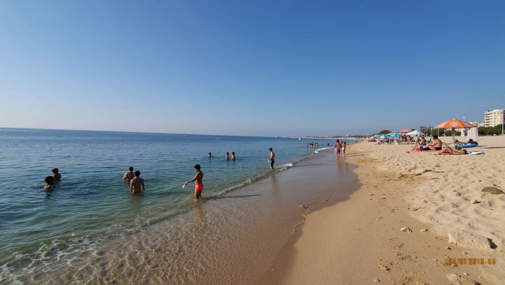 Orilla tranquila de Platja de Montgat Nord, playa de Montgat