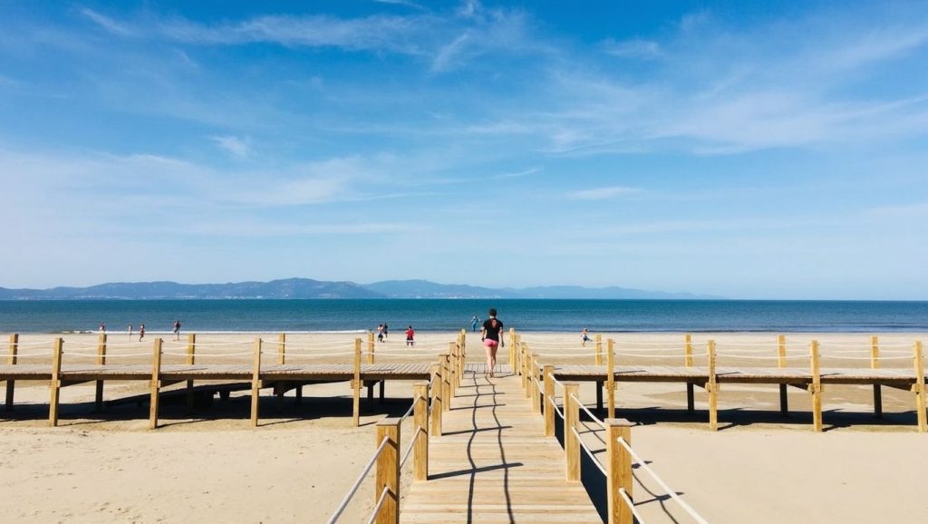 Vista amplia de Platja de Montgat Nord en Montgat, Barcelona