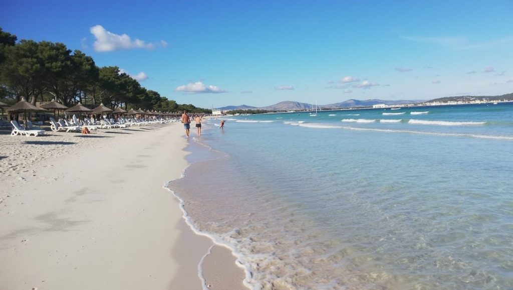 Oleaje en la orilla de Platja de Muro, costa de Muro