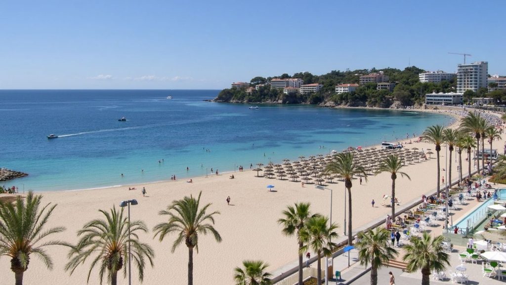 Detalle de arena y agua en Platja de na Nadala, Calvià