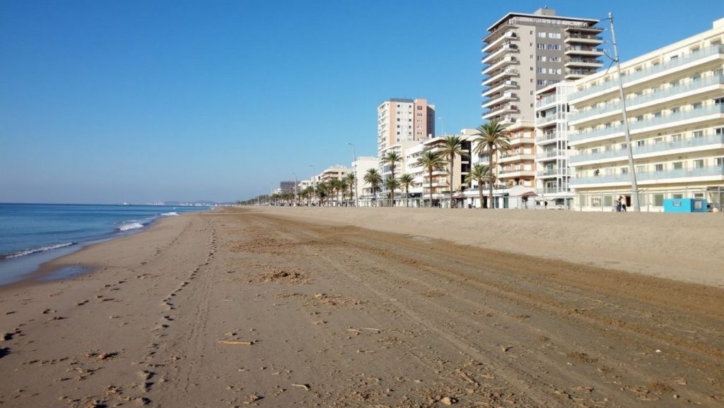 Primer plano de la orilla de Platja de Pont del Petroli, Badalona
