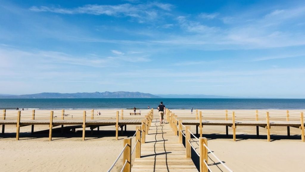 Horizonte desde Platja de Pont del Petroli, Badalona, Barcelona