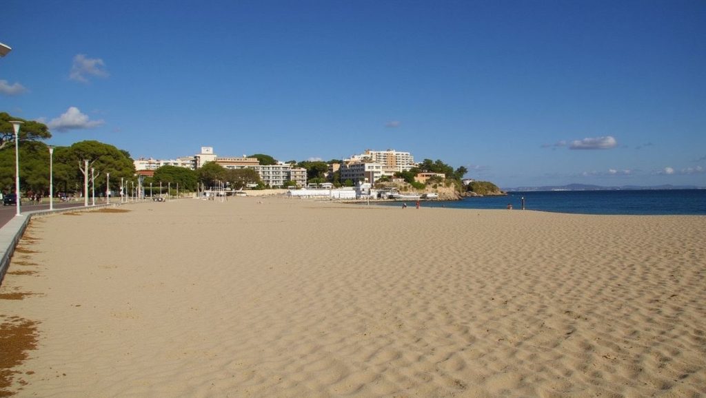 Detalle de arena y agua en Platja de Porto Novo o d'es Carregador, Calvià