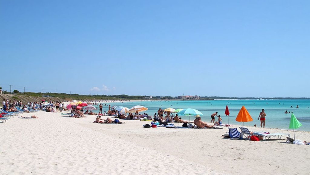 Arena y mar en Platja de s'Arenal de sa Ràpita, Campos, Mallorca