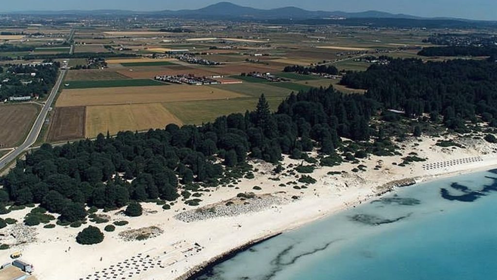 Oleaje en la orilla de Platja de s'Arenal de sa Ràpita, costa de Campos