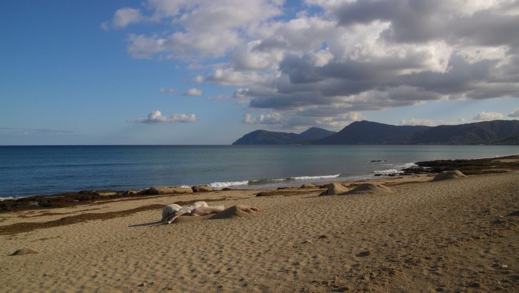 Orilla de Platja de s'Home Mort con olas suaves en Santa Margalida