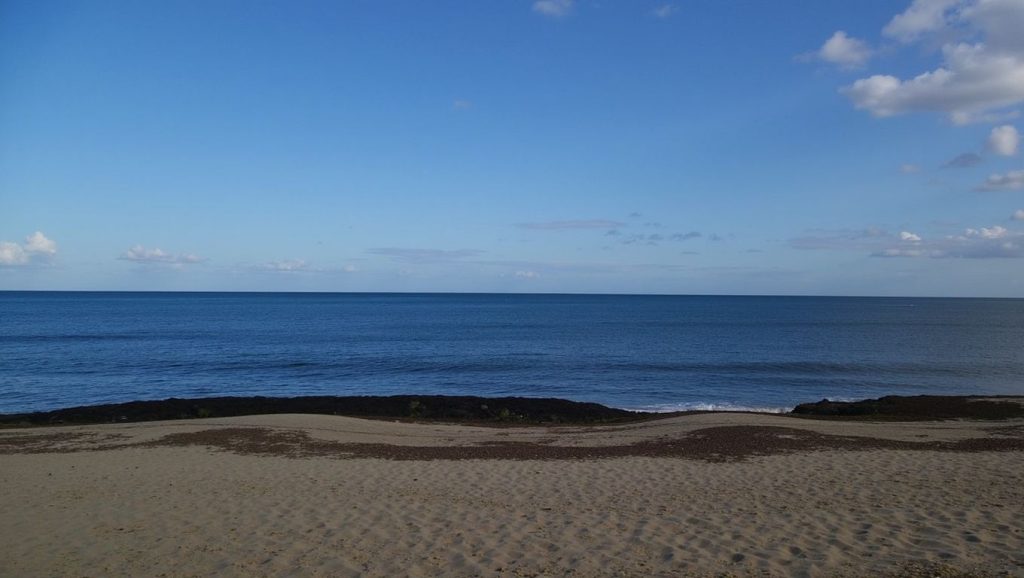 Arena y mar en Platja de s'Home Mort, Santa Margalida, Mallorca